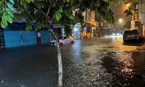 Mưa lớn, cảnh báo lũ trên các sông ở Miền Trung đang lên rất nhanh