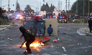 Thủy quân lục chiến Mỹ lần đầu bắt giữ dân thường tại Los Angeles