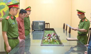 Bắt đối tượng sản xuất nhiều tấn khô gà, heo cháy tỏi... giả bán ra thị trường