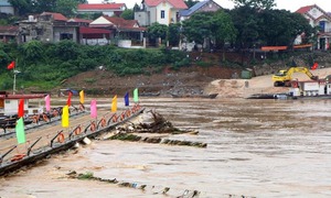 Phú Thọ: Tạm thời vận hành phà quân sự phục vụ người dân qua cầu Phong Châu
