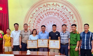 Nhân viên y tế cùng 2 người dân cứu học sinh lớp 9 đuối nước trên sông Lô