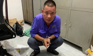 Bắt 2 đối tượng tàng trữ, mua bán vũ khí quân dụng