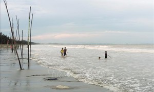 Tiềm ẩn nguy cơ đuối nước khi tắm biển lúc sóng to, triều cường dâng cao