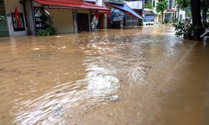 Liên tục mưa lớn sầm sập ở nhiều địa phương, cơ quan khí tượng chỉ cách ứng phó