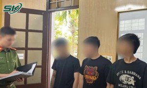 Kinh hãi nhóm 'quái xế' vác đao kiếm truy đuổi, đánh người dã man chỉ vì 'không vừa mắt'