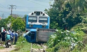Tài xế xe tải thoát chết sau va chạm với tàu hỏa