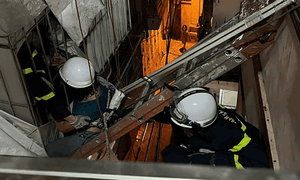 Cảnh sát Hà Nội cắt cửa, dùng thang dây giải cứu người phụ nữ lớn tuổi mắc kẹt