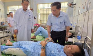 Thăm hỏi, động viên nạn nhân vụ tai nạn giao thông nghiêm trọng tại Quảng Nam