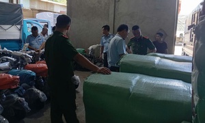 Phát hiện lượng lớn vải may mặc không rõ nguồn gốc tại một công ty chuyển phát ở Nam Định