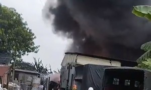 TP Hồ Chí Minh: Cháy lớn nhà xưởng nhựa ở Hóc Môn, thiêu rụi nhiều tài sản