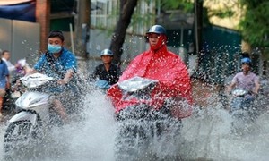 Miền Bắc chuyển mưa dông sau nắng nóng 40 độ