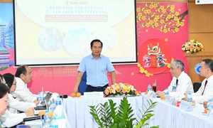 Chủ tịch UBND TPHCM khen thưởng ê-kíp can thiệp tim bào thai cho thai phụ người Singapore