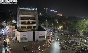 Nhiều máy móc được huy động tháo dỡ tòa nhà 'Hàm cá mập'