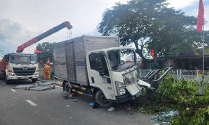 TP Hồ Chí Minh: Hai xe tải đâm nhau, tài xế bị thương nặng kẹt trong cabin