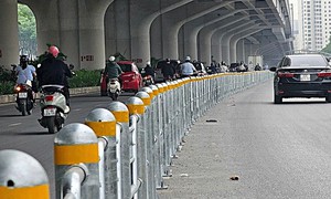 Hà Nội lắp hàng rào thép tách làn ô tô, xe máy trên đường Võ Chí Công và Phạm Văn Đồng