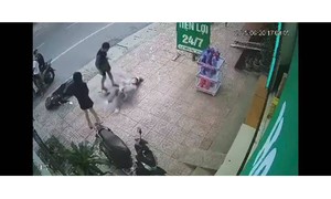 Nam thanh niên ra tay đánh gục cô gái giữa đường

