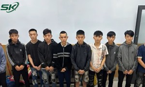 Hung hãn vác 'hàng nóng' đi tìm đối thủ, nhóm thiếu niên chém nhầm người trên phố