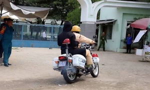 3 thí sinh ngủ quên trước giờ thi được CSGT Ninh Thuận hỗ trợ đến điểm thi kịp thời