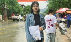 Cha qua đời trước ngày thi vài tiếng, nữ sinh đeo khăn trắng đi thi khiến ai cũng nghẹn lòng