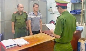 Bắt khẩn cấp đối tượng đập phá cổng nhà dân sau mâu thuẫn hát karaoke ồn ào
