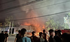Nhà xưởng công ty ở Hải Dương bất ngờ bốc cháy dữ dội trong đêm