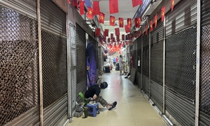 Hà Nội: Hàng loạt gian hàng tại chợ Đồng Xuân 'cửa đóng then cài'