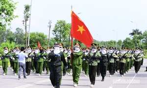Nữ chiến sĩ Công an luyện tập dưới nắng hè, sẵn sàng cho lễ diễu binh A80