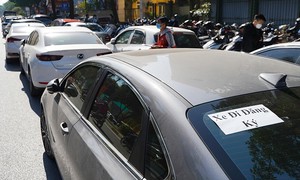 Dán giấy 'xe đi đăng ký' thay biển số lưu thông trên đường có bị phạt ?