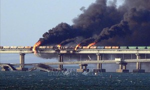 Ukraine gài hơn 1 tấn thuốc nổ phá hoại Cầu Crimea sau cuộc tấn công loạt căn cứ Nga
