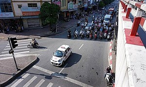 CSGT Hà Nội nói gì khi người dân 'núp' bóng râm dừng đèn đỏ?
