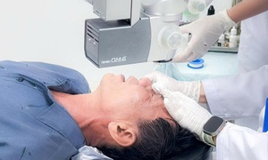 Cảnh b&#225;o: Sơ sẩy khiến người đ&#224;n &#244;ng phải đi cấp cứu v&#236; xăng văng v&#224;o mắt