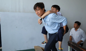 Thí sinh thi lớp 10 mắc bệnh teo cơ tuỷ được cõng lên phòng thi