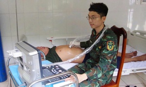 Bác sĩ đảo Trường Sa cấp cứu ngư dân bị đau quặn thận