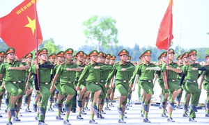Chiến sĩ Công an miệt mài luyện tập dưới nắng hè chuẩn bị cho Lễ diễu binh, diễu hành dịp 2/9