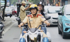 CSGT đưa nữ sinh gặp sự cố kịp thời đến điểm thi