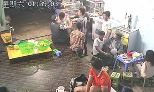 Đâm chết người vì tranh ghế ăn đêm, 'trai bản' bị bắt khi trốn trên xà nhà