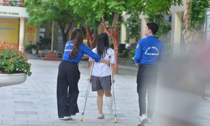 Những vòng tay yêu thương tiếp sức sĩ tử ngày thi lớp 10 Hà Nội