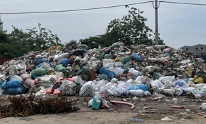 Rác thải lại chất thành 'núi' tại La Phù, Hà Nội