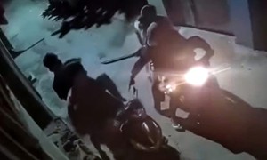 Mở camera lúc nửa đêm, người dân 'toát mồ hôi' vì hành động diễn ra trước cửa nhà