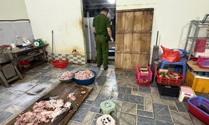 Trộn hàn the vào giò chả, 2 người bị khởi tố