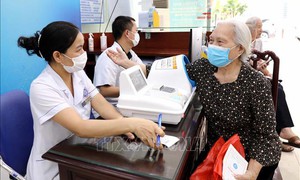 Giữ nguyên mức đóng BHYT bằng 4,5% lương cơ sở