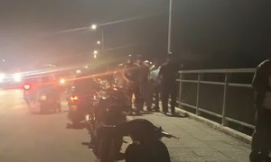 Nhảy xuống sông rồi tự bơi vào bờ, nam thanh niên mặc cho lực lượng cứu hộ vất vả tìm kiếm
