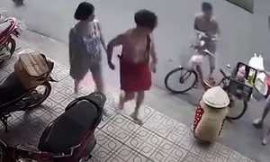 Phẫn nộ người phụ nữ cố tình đẩy đổ xe đậu hũ, khóc lóc để trục lợi tình thương