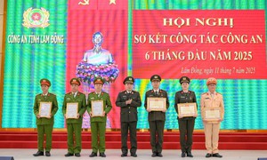 Thưởng nóng các đơn vị phá vụ án bắt giữ người thân của 'con nợ' để đòi 810 triệu đồng