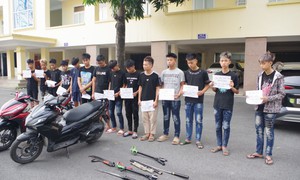 Tạm giữ 11 thanh, thiếu niên mang hung khí đuổi nhau trên đường