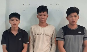 Phát hiện, bắt giữ 3 thanh niên mua ma túy giấu trong ốp lưng điện thoại