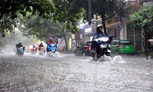 Sáng nay Hà Nội tái diễn mưa dông kèm lốc sét