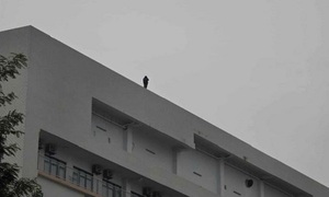 Gần 3 giờ 'nghẹt thở' giải cứu cháu gái có ý định tự tử tại Bệnh viện Bạch Mai