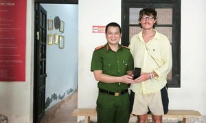 Du khách người Anh xúc động khi Công an Việt Nam 'xuyên đêm' tìm lại tài sản mình bị thất lạc