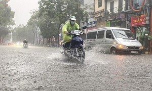 Miền Bắc mưa dông kèm oi nóng